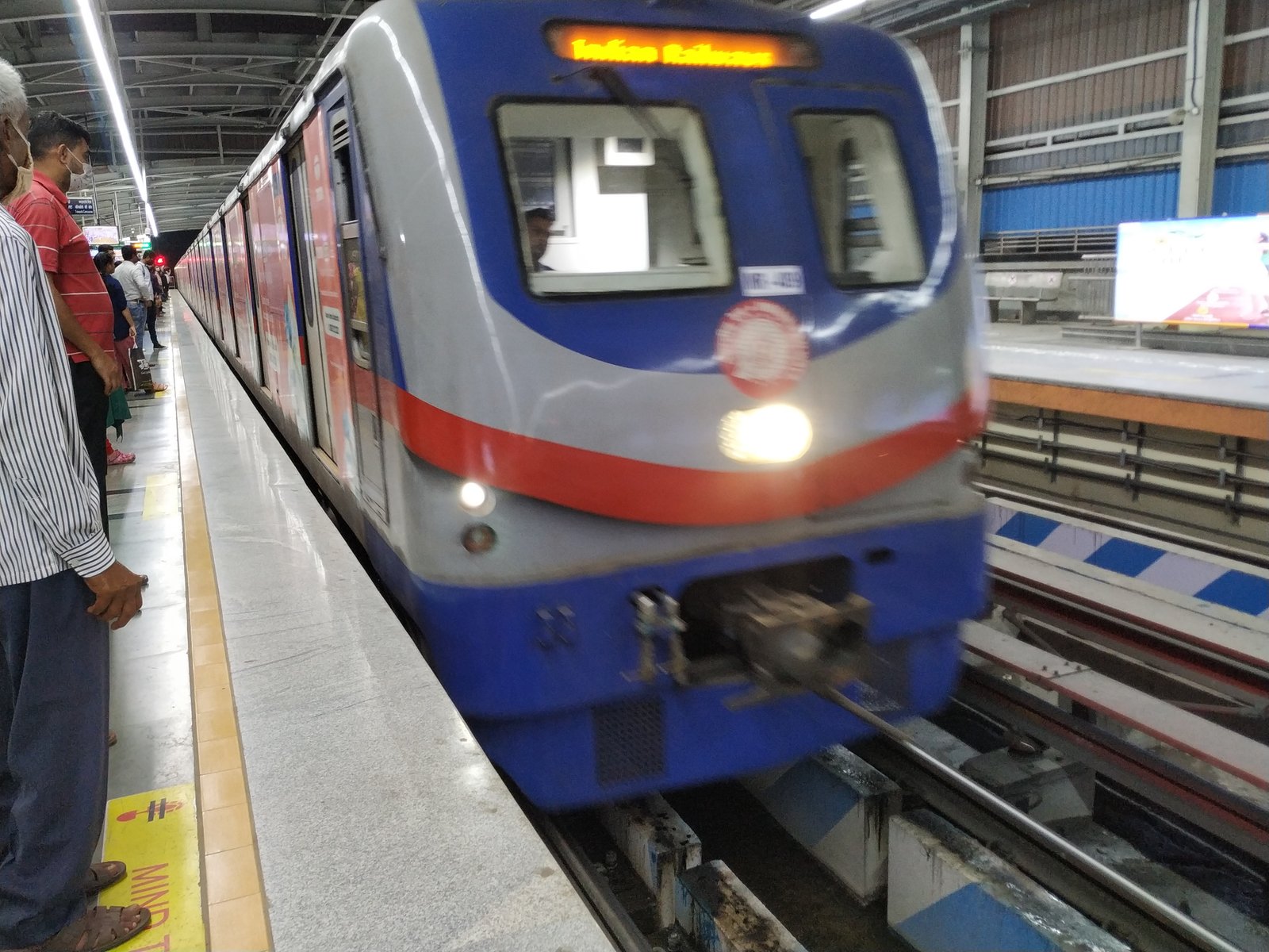Kolkata Metro train arriving at Dakshineswar station