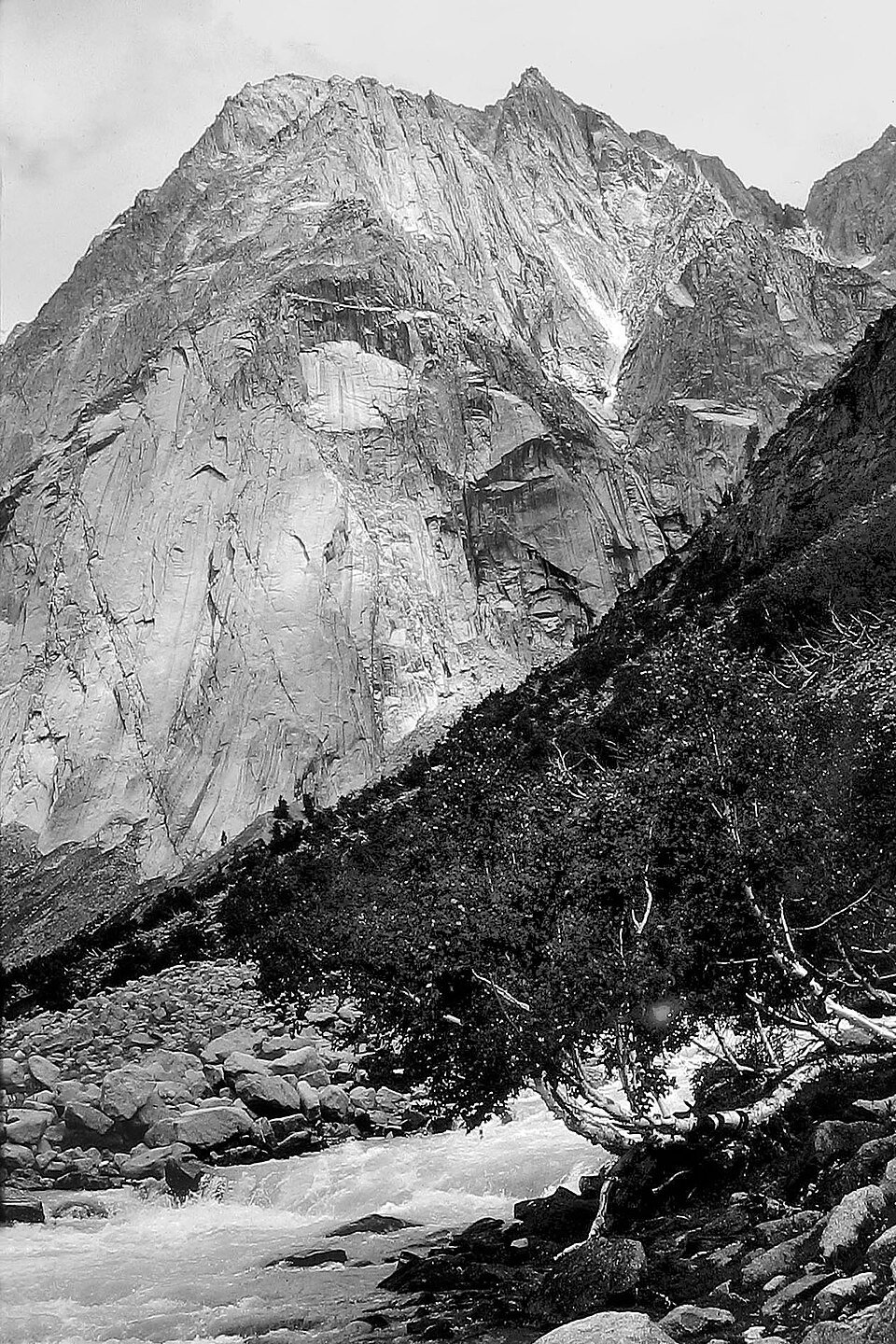 Hindu Kush Himalaya mountain range studied in the ICIMOD glacier melt report