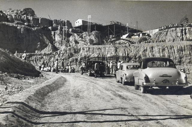 Jawaharlal Nehru inspecting the construction of the Bhakra Dam on 7 November 1953