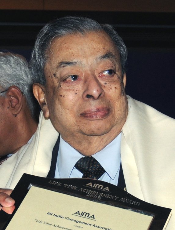 Verghese Kurien receiving a lifetime achievement award in New Delhi, 2009