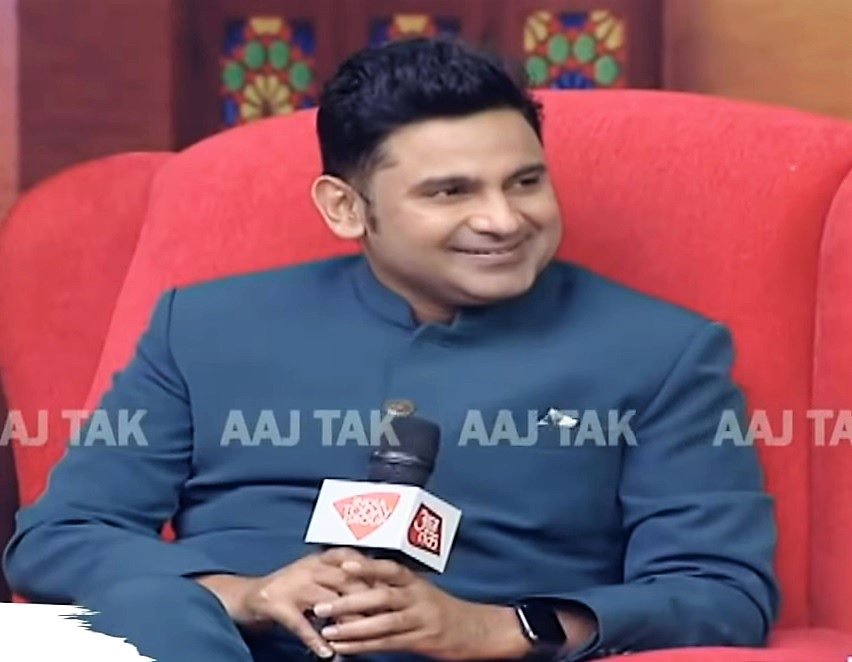 An Aaj Tak studio interview with lyricist Manoj Muntashir, November 2019, in the format the channel also cuts into YouTube clips