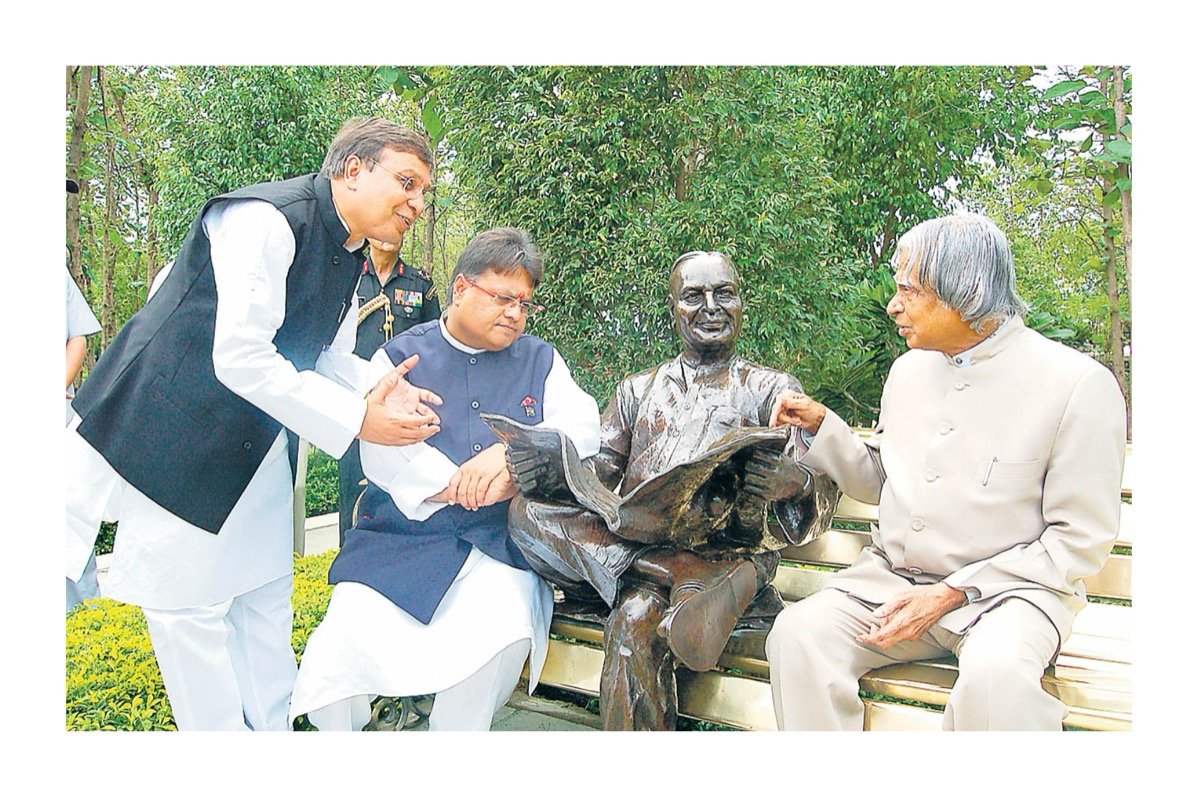 A.P.J. Abdul Kalam with Vijay Darda and Rajendra Darda beside a bronze statue