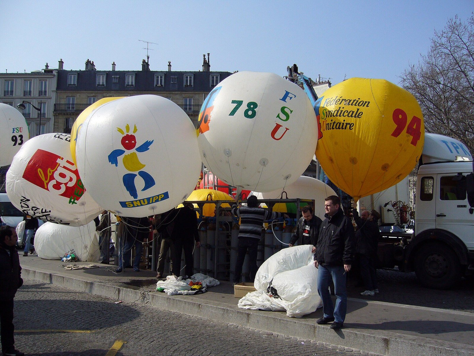 Union balloons at Place Denfert-Rochereau before an anti-CPE march in Paris on 18 March 2006
