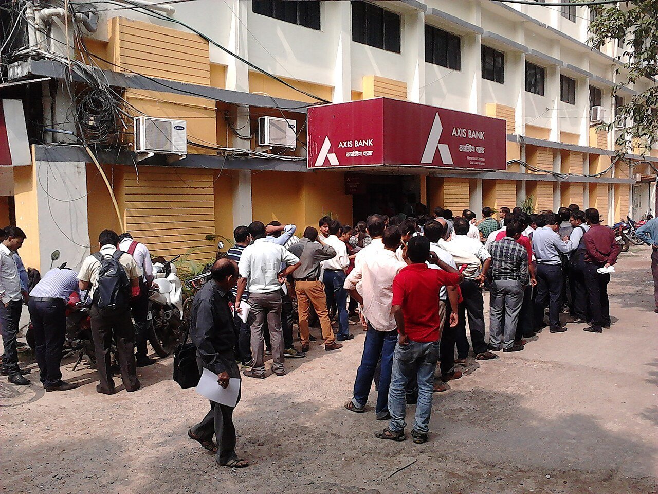 People queue outside a bank in Salt Lake, Kolkata, on 10 November 2016 to deposit and exchange old ₹500 and ₹1,000 notes