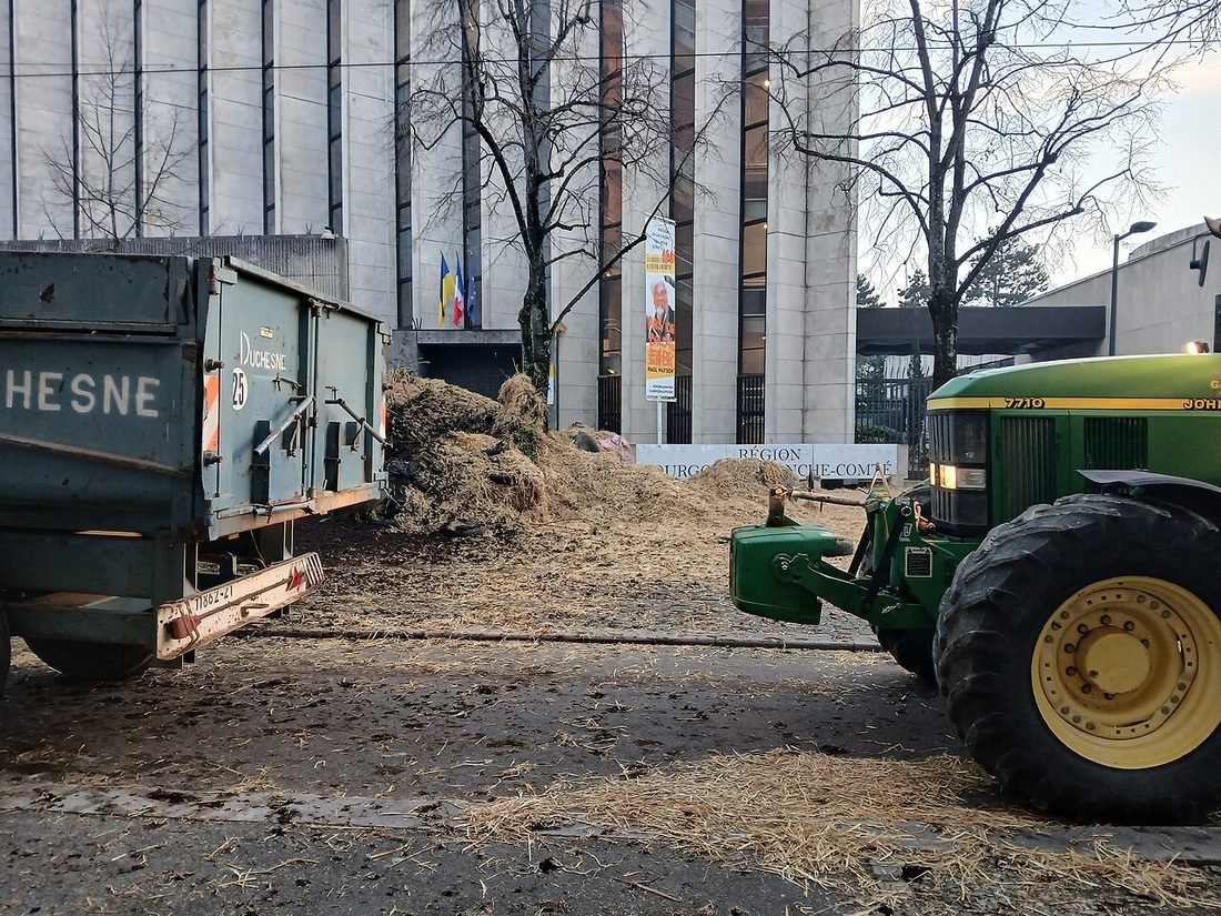 A tractor and dumped straw and slurry outside the regional council in Dijon