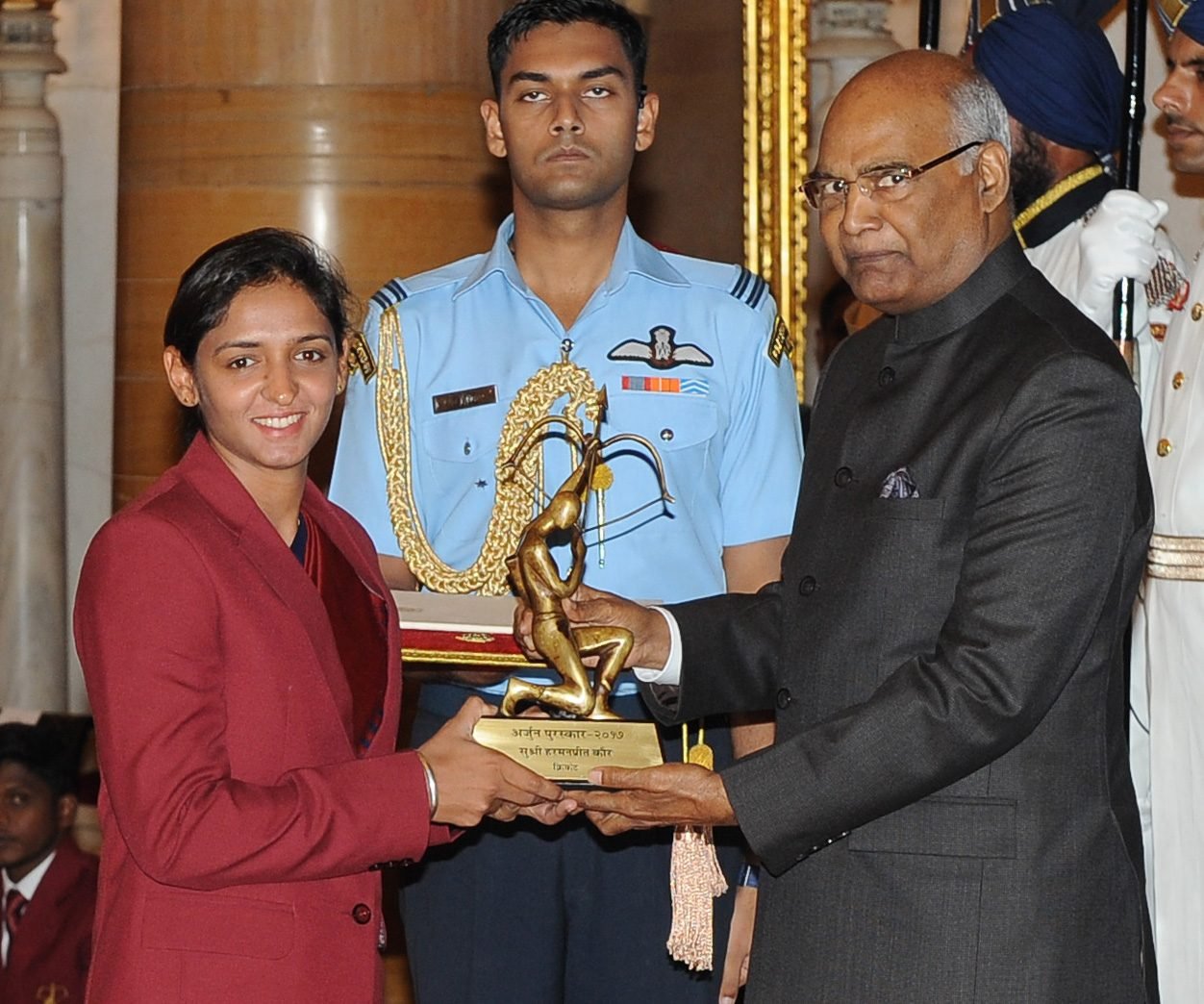 President Ram Nath Kovind presents the Arjuna Award to Harmanpreet Kaur at Rashtrapati Bhavan, 29 August 2017