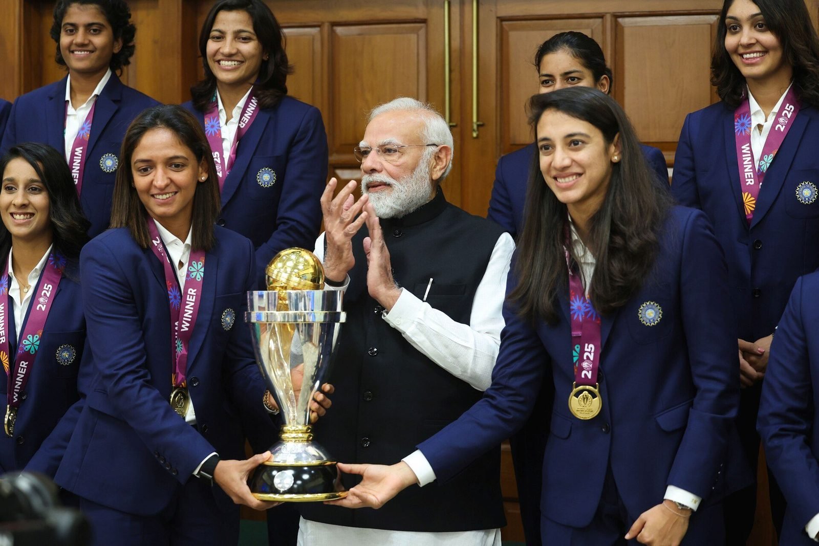 Harmanpreet Kaur (left of the trophy), Smriti Mandhana and the India squad with Prime Minister Narendra Modi and the Women’s World Cup trophy in New Delhi, 5 November 2025