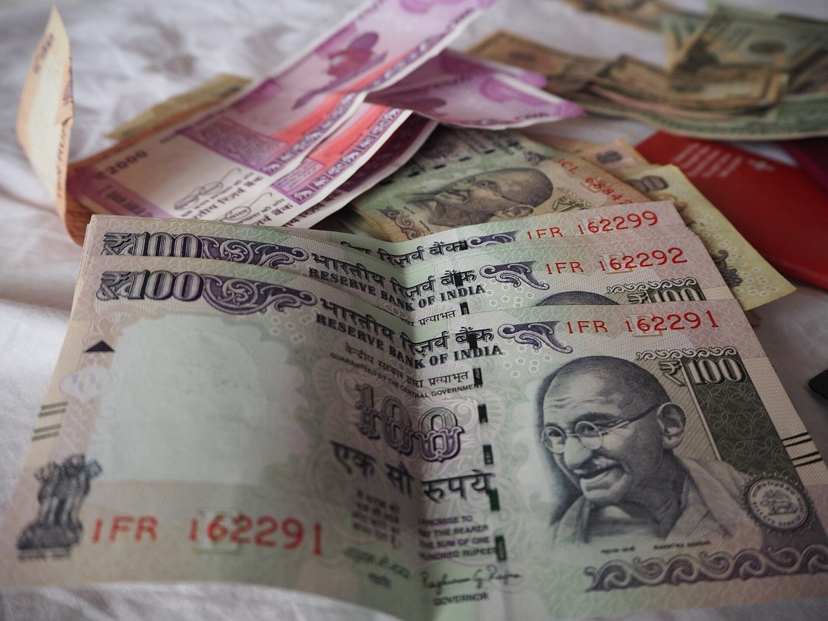 Indian ₹100 and ₹2,000 banknotes