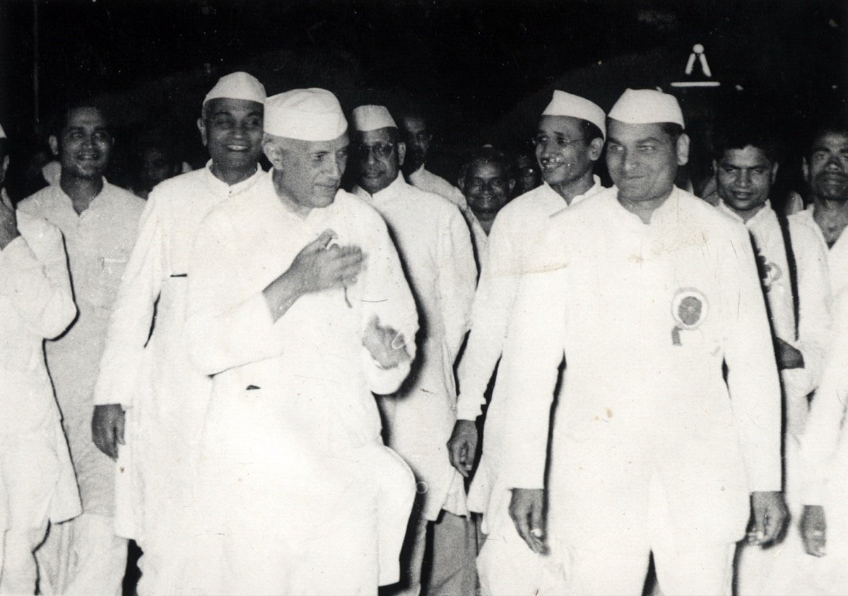 Jawaharlal Darda with Prime Minister Jawaharlal Nehru in Yavatmal, 1956, three years after Lokmat resumed there as a weekly