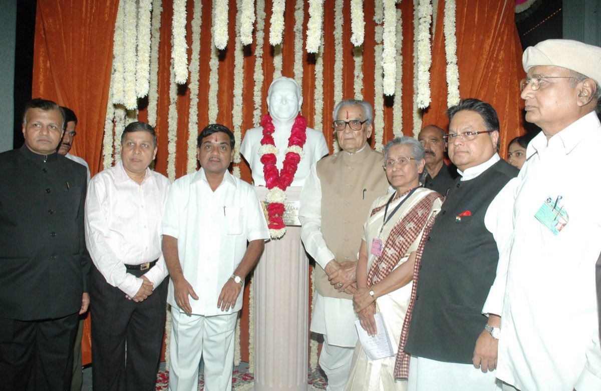 Vice President Bhairon Singh Shekhawat unveils a statue of Jawaharlal Darda in Yavatmal, where Lokmat began, 25 November 2006