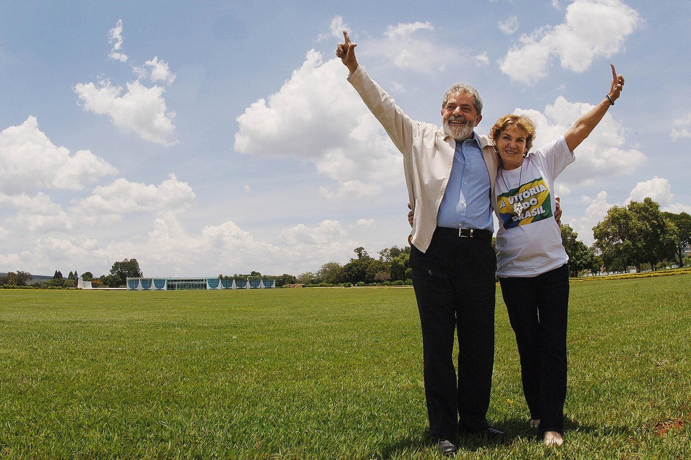 President Lula and his wife Marisa waving to Workers' Party supporters outside the Alvorada Palace after his re-election, 30 October 2006