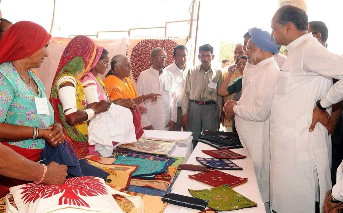 Prime Minister Manmohan Singh meeting NREGA workers at Ram Sher in Barmer, Rajasthan, on 29 August 2009