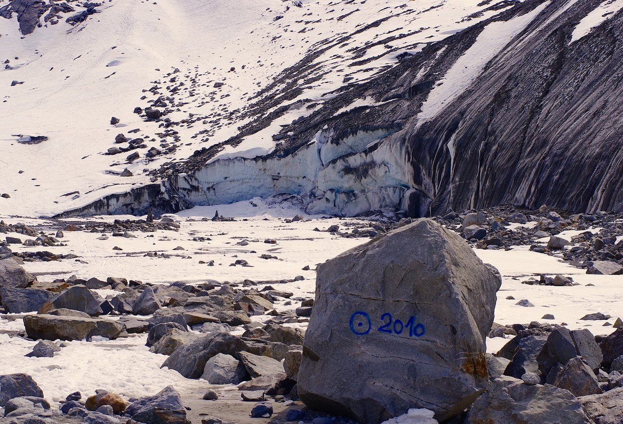 A boulder marked 2010 shows where the Morteratsch Glacier in Graubünden ended five years before this April 2015 photo