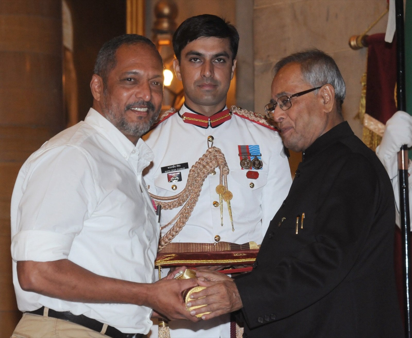 President Pranab Mukherjee presents the Padma Shri to Nana Patekar at Rashtrapati Bhavan, New Delhi, on 20 April 2013