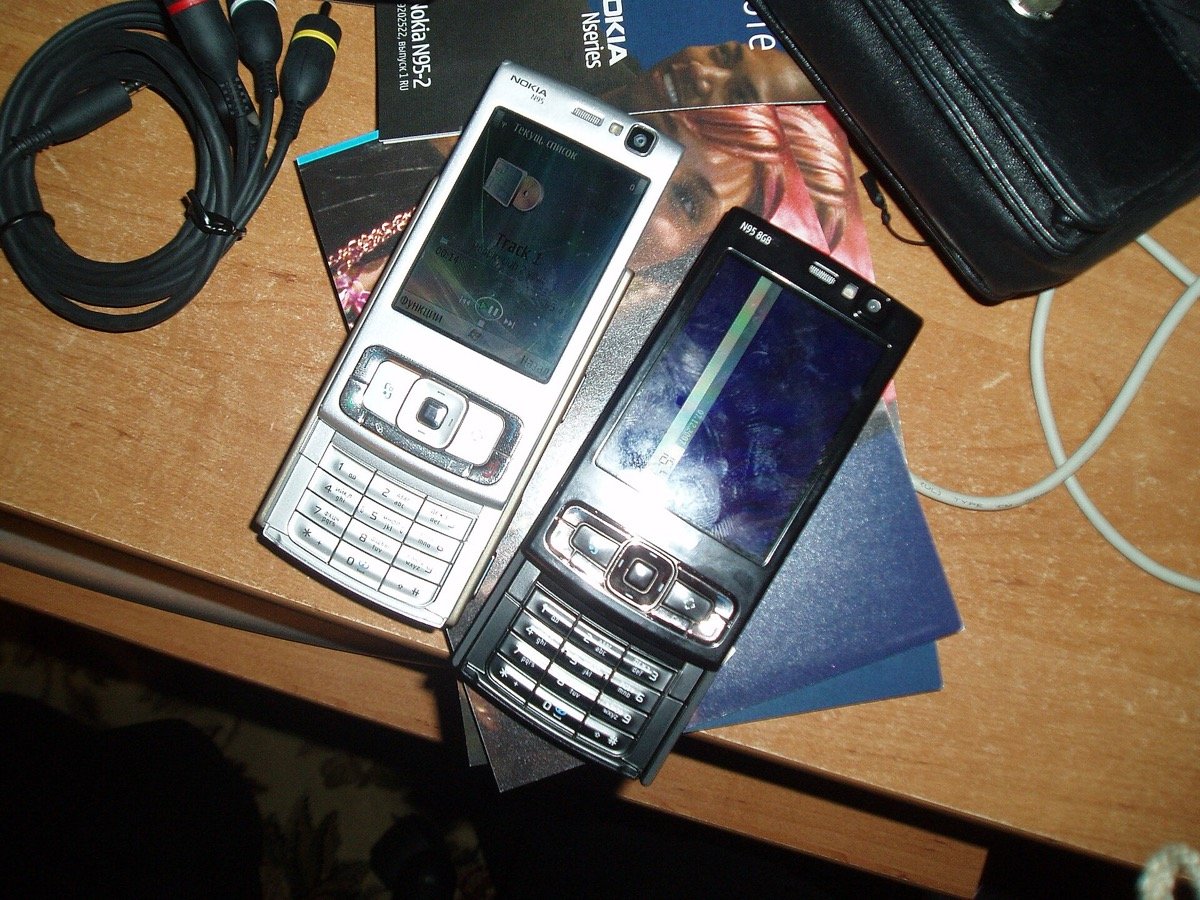 A Nokia N95 and N95 8GB