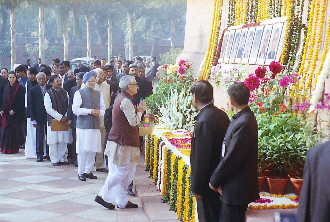Leaders pay tribute at the memorial to the nine killed, on the third anniversary of the attack, 13 December 2004