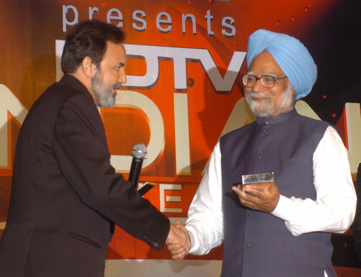 NDTV president Prannoy Roy presents Prime Minister Manmohan Singh with the Leader of the Year award at the NDTV Indian of the Year awards, New Delhi, 17 January 2008