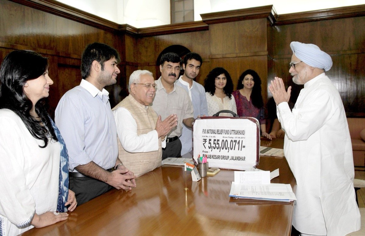 Representatives of the Punjab Kesari Group, Jalandhar, meet Prime Minister Manmohan Singh in New Delhi on 7 August 2013 with a contribution to the PM’s National Relief Fund for Uttarakhand