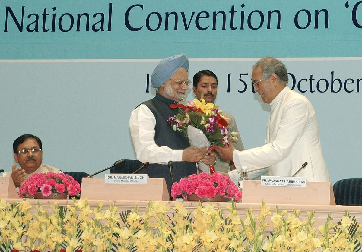 Chief Information Commissioner Wajahat Habibullah welcomes Prime Minister Manmohan Singh to the National Convention on One Year of the RTI Act, New Delhi, 15 October 2006