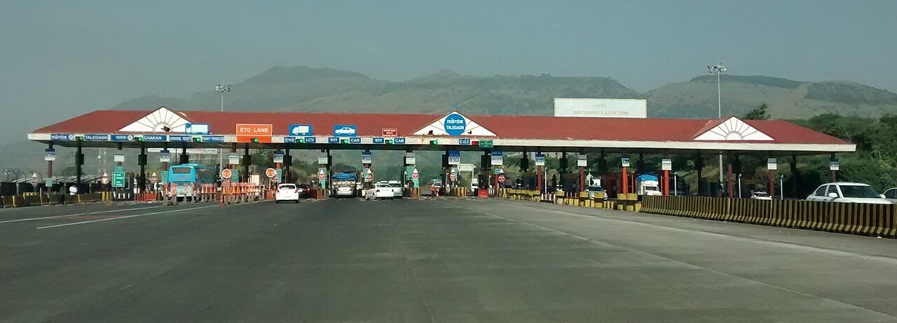 Electronic toll lanes at Talegaon on the Mumbai–Pune Expressway in October 2014, when such systems were not yet interoperable
