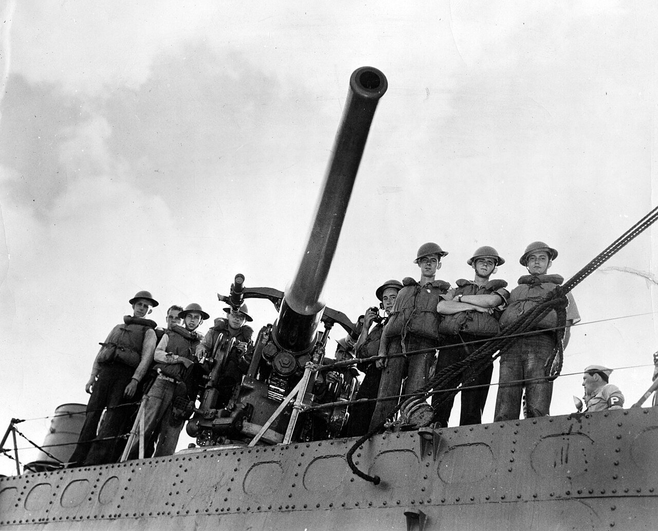 The crew of the No. 3 gun of the destroyer USS Ward