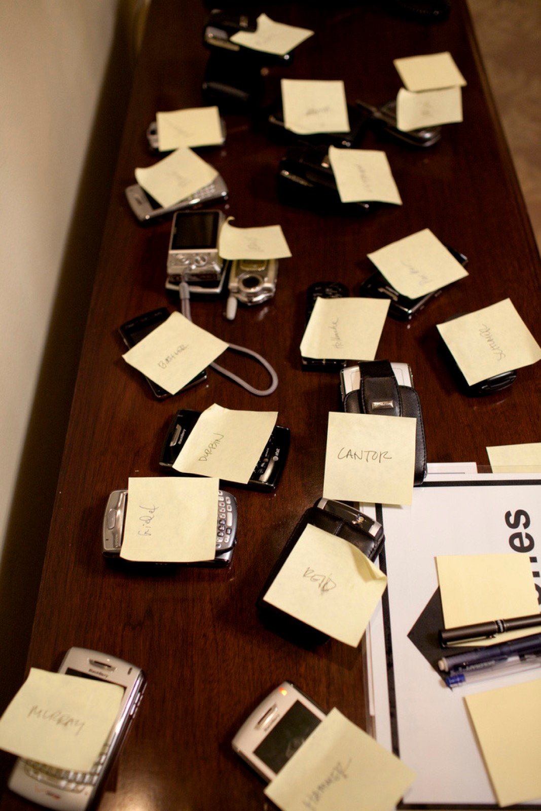 BlackBerrys and other phones tagged with sticky notes outside a White House Cabinet Room briefing on 26 March 2009