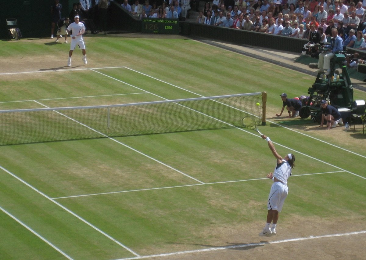 Federer receives Nadal’s serve in the 2006 Wimbledon final